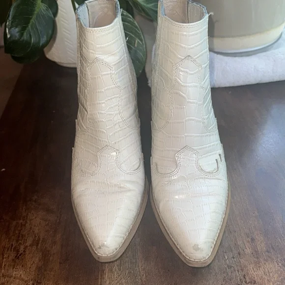 SAM EDELMAN WHITE BOOTIES - Picture 6 of 8